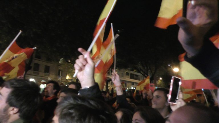 Vídeo cierre de campaña de VOX en Plaza de Artós (Barcelona) con Garriga y Aizcorbe