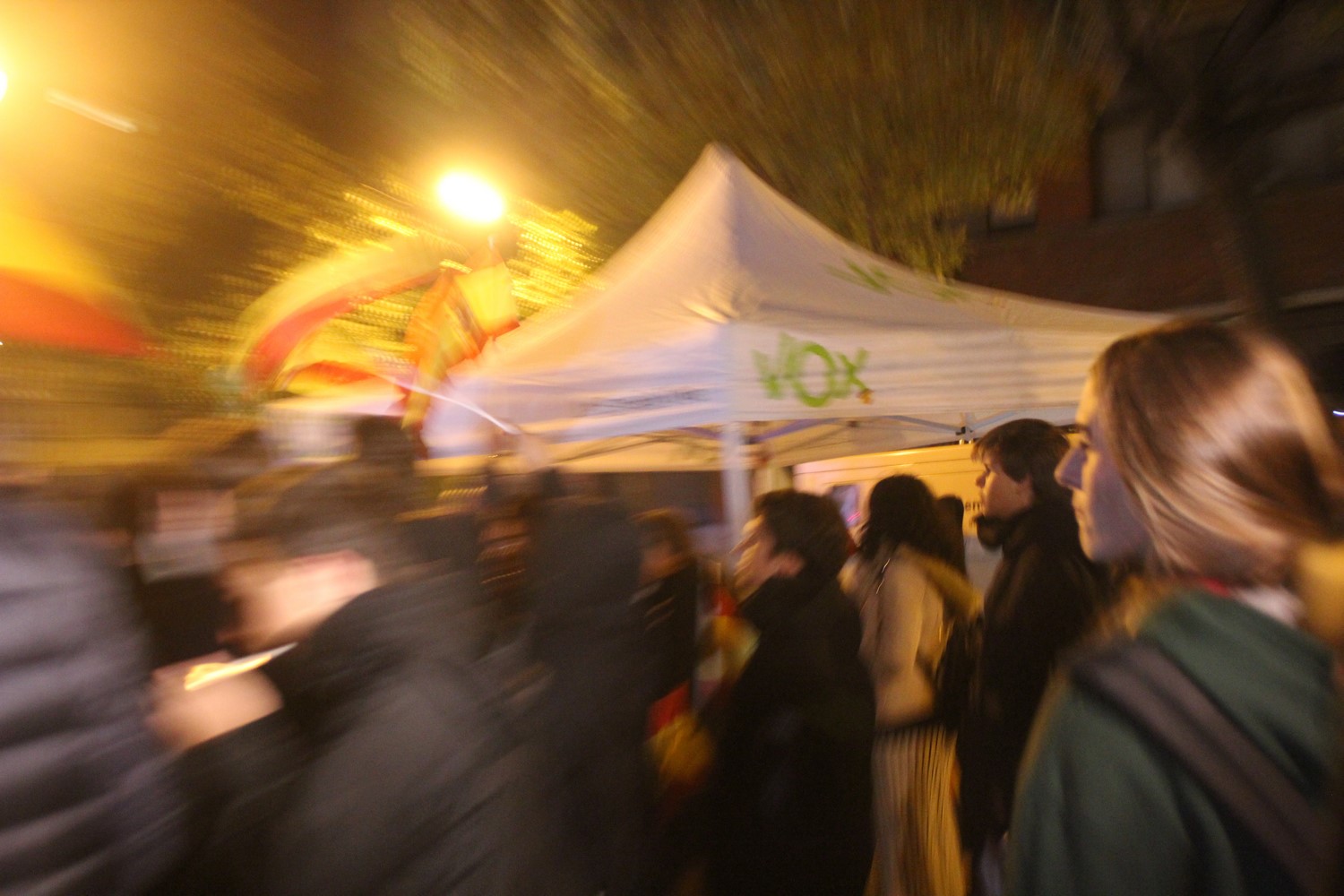 FOTOGRAFÍA. PLAZA DE ARTÓS DE BARCELONA (CATALUÑA) ESPAÑA, 08.11.2019. La formación política de Santiago Abascal Conde, «Voz del Pueblo» (VOX). Ñ Pueblo (1)