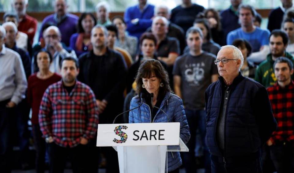 FOTOGRAFÍA. SAN SEBASTIÁN (ESPAÑA), 30.11.2019. Los portavoces de la plataforma de apoyo a los presos de ETA Sare, Arantxa Aldezabal y Joseba Azkarraga (d). efe
