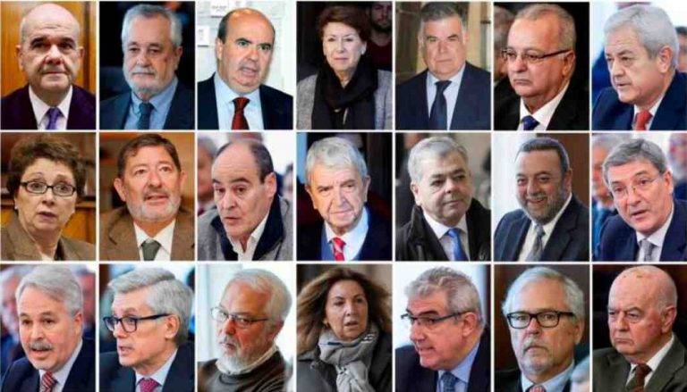 FOTOGRAFÍA. SEVILLA (ESPAÑA), 19 DE NOVIEMBRE DE 2019. Vista de los ladrones de la izquierda corrupta que gobierna España, todos del PSOE del presidente de Gobierno en funciones Pedro Sánchez. Diecinueve de los veintiún ex altos cargos de la Junta de Andalucía acusados en la pieza política de los ERE han sido condenados este martes por la Audiencia de Sevilla. (Primera fila, izquierda a la derecha) El expresidente de la Junta Manuel Chaves, condenado 9 años de inhabilitación por prevaricación; el expresidente de la Junta José Antonio Griñán, condenado a 6 años de cárcel y 15 años de inhabilitación por prevaricación en concurso con malversación; Gaspar Zarrías, 9 años de inhabilitación por prevaricación; Magdalena Álvarez, 9 años de inhabilitación por prevaricación; José Antonio Viera, 7 años de prisión y 18 años de inhabilitación; Antonio Fernández, 7 años y 11 meses de prisión y 19 años de inhabilitación absoluta; Francisco Vallejo, 7 años de prisión y 18 años de inhabilitación absoluta. (Segunda fila, izquierda a la derecha) Carmen Martínez Aguayo, condenada a 6 años de prisión y 15 años de inhabilitación; Francisco Javier Guerrero, 7 años de cárcel y 19 años de inhabilitación; Juan Márquez, 7 años de prisión y 18 años de inhabilitación; José Salgueiro, 9 años de inhabilitación; Agustín Barberá, 7 años de prisión y 18 años de inhabilitación; Jesús María Rodríguez, 6 años de prisión y 15 años de inhabilitación; Miguel Ángel Serrano, condenado a 6 años y 6 meses de prisión y 17 años de inhabilitación; (Tercera fila, (izquierda a la derecha) Jacinto Cañete, 8 años y 6 meses de inhabilitación; Juan Francisco Sánchez, 9 años de inhabilitación; Javier Aguado, 9 años de inhabilitación; Lourdes Medina, 8 años y 6 meses de inhabilitación; Antonio Vicente , 9 años de inhabilitación; Manuel Gómez, ha sido absuelto de los delitos de prevaricación y malversación y Francisco del Río ha sido absuelto del delito continuado de prevaricación. Efe