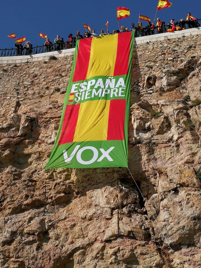 El candidato de VOX por Tarragona ondea bandera en el Balcón del Mediterráneo
