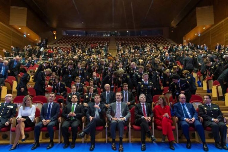 El Rey elogia el papel «crucial e indispensable» de la Policía Nacional