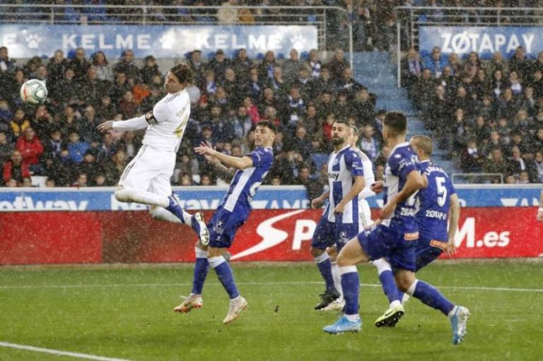 La lluvia es protagonista del partido Deportivo Alavés Vs Real Madrid (1-2)