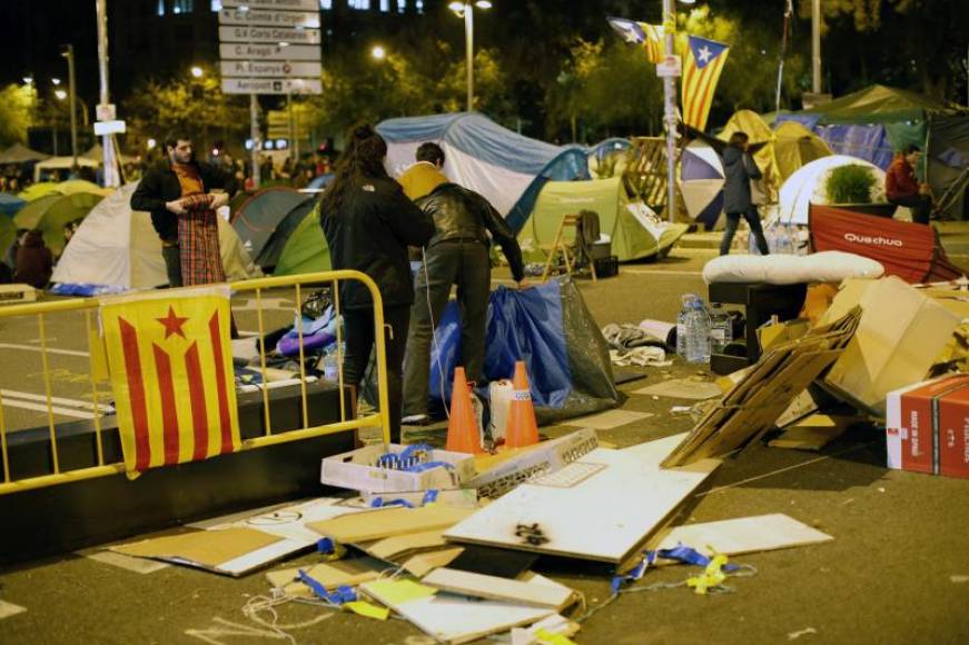 FOTORAFÍA. BARCELONA (ESPAÑA),08.11.2019. Más de un centenar de personas vinculadas a juventudes de formaciones políticas han abandonado la acampada de la plaza Universidad. eFE