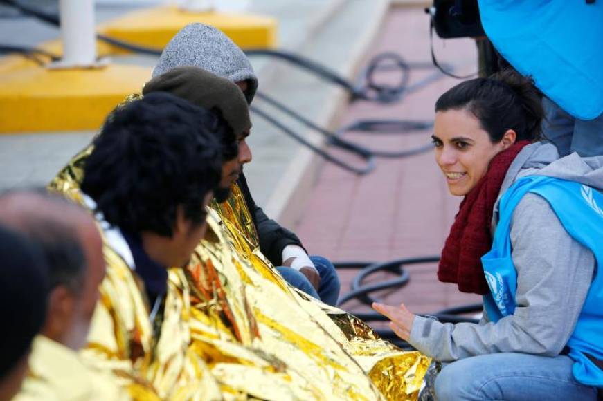 FOTOGRAFÍA ESPAÑA, AÑO 2019. Miembros de Acnur atienden a un grupo de inmigrantes. Madrid, 17.12.2019. Para quienes lo hacen por elección. Efe