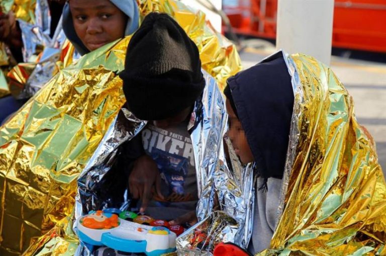 Llegan a España en patera 66 inmigrantes