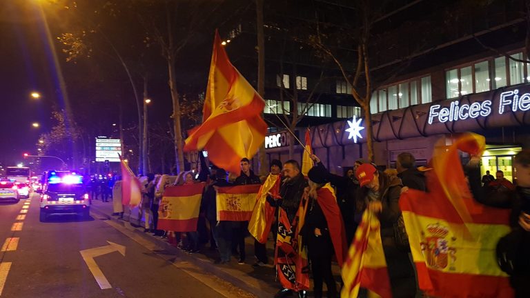 Los catalanes enfrente de los CDR ante el corte número 65 de la Meridiana por el Procés