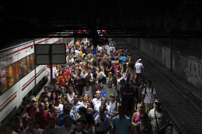 La prohibición de coches contaminantes en Barcelona (ZBE) sobresaturará TMB y Renfe