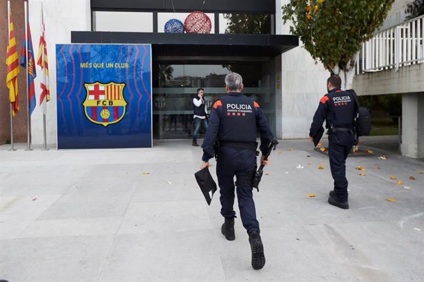 FOTOGRAFÍA. BARCELONA (ESPAÑA), 17.12.2019. Dos miembros del cuerpo de los Mozos de Escuadra, se dirigen a las oficinas del FC Barcelona. Efe