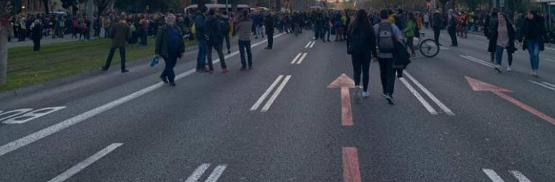 FOTOGRAFÍA. BARCELONA (ESPAÑA), 18.12.2019. Los Mossos d'Esquadra han reabierto al tráfico poco antes de las 19.00 horas la avenida Diagonal de Barcelona. Efe