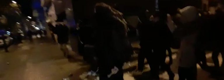 Hinchas de FC Barça echan a patadas y objetos contundentes a Tsunami Democrátic