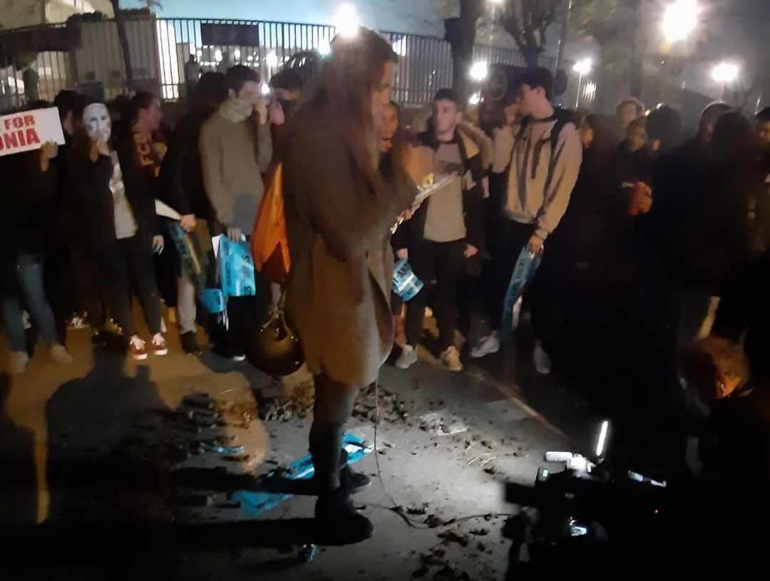 FOTOGRAFÍA. BARCELONA (ESPAÑA), 18.12.2019. Los separatistas atacan con excremento a periodista de la Sexta TV. Ñ Pueblo