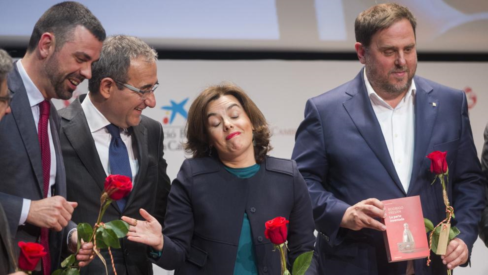 FOTOGRAFÍA. BARCELONA (ESPAÑA), 21.04.2017. La vicepresidenta del Gobierno, Soraya Sáenz de Santamaria (c) regala un libro a Oriol Junqueras (d). Efe (1)