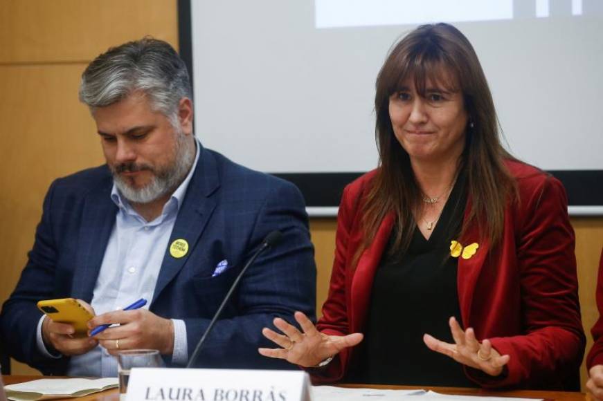 FOTOGRAFÍA. BARCELONA (ESPAÑA), 31.12.2019. La portavoz de JxCat, Laura Borràs, junto al presidente del grupo parlamentario, Albert Batet, durante la rueda de prensa. Efe