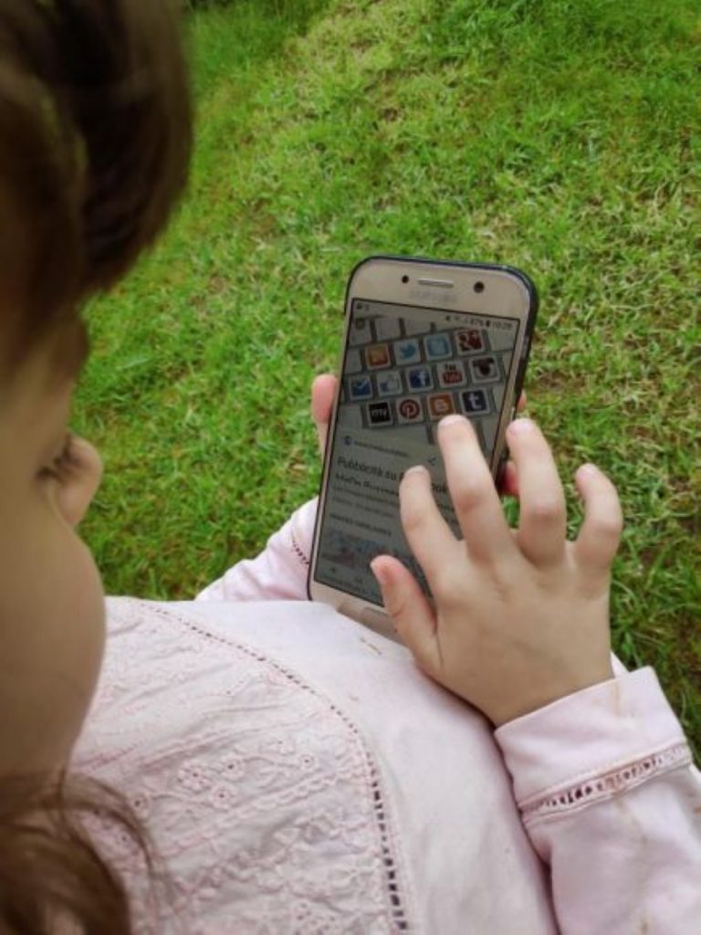 Aumenta la miopía en los menores de ocho años por el uso diario del móvil