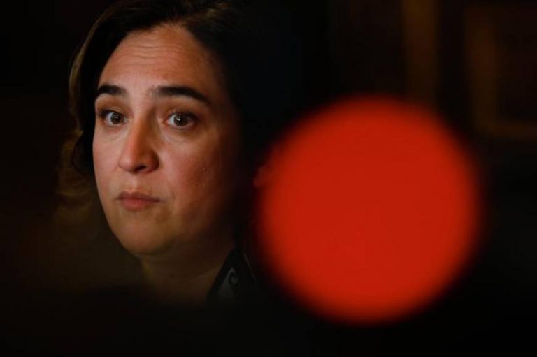 Vecinos de Barcelona suspenden por primera vez a Ada Colau en un sondeo municipal