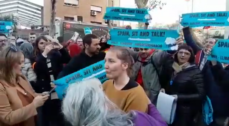 Clásico: Una catalana planta cara a centenares de separatistas de Tsunami Democrátic