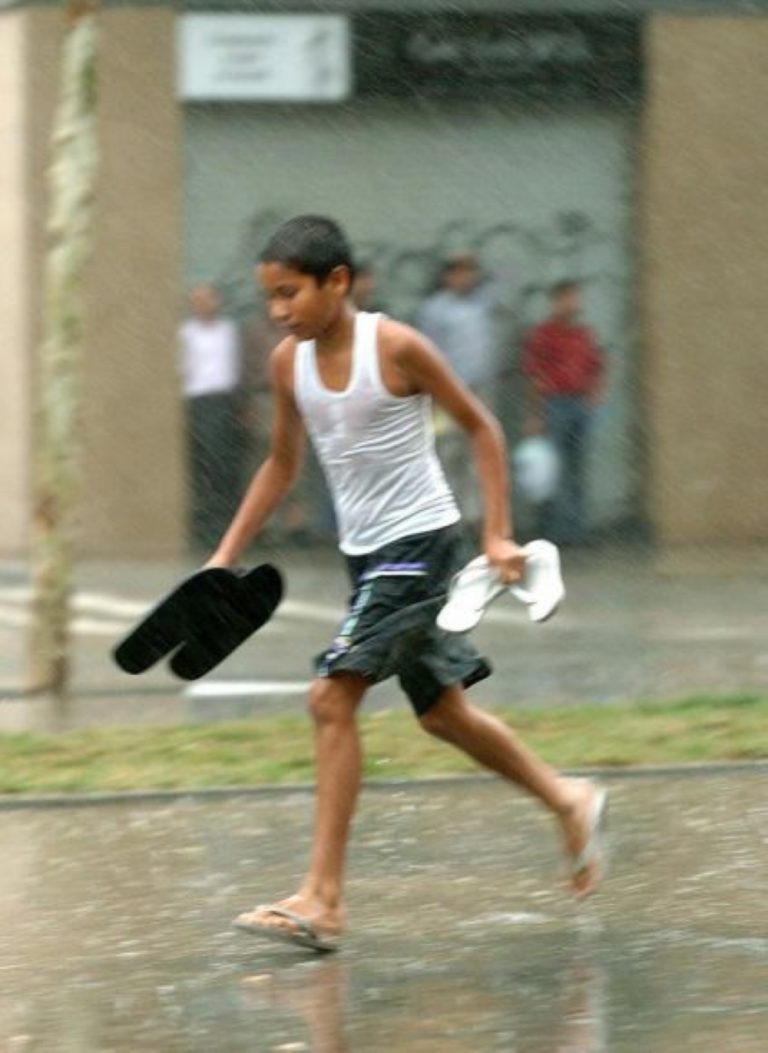 Obligan borrar la palabra «MENAS» a Universidad Pompeu Fabra e (IEC)