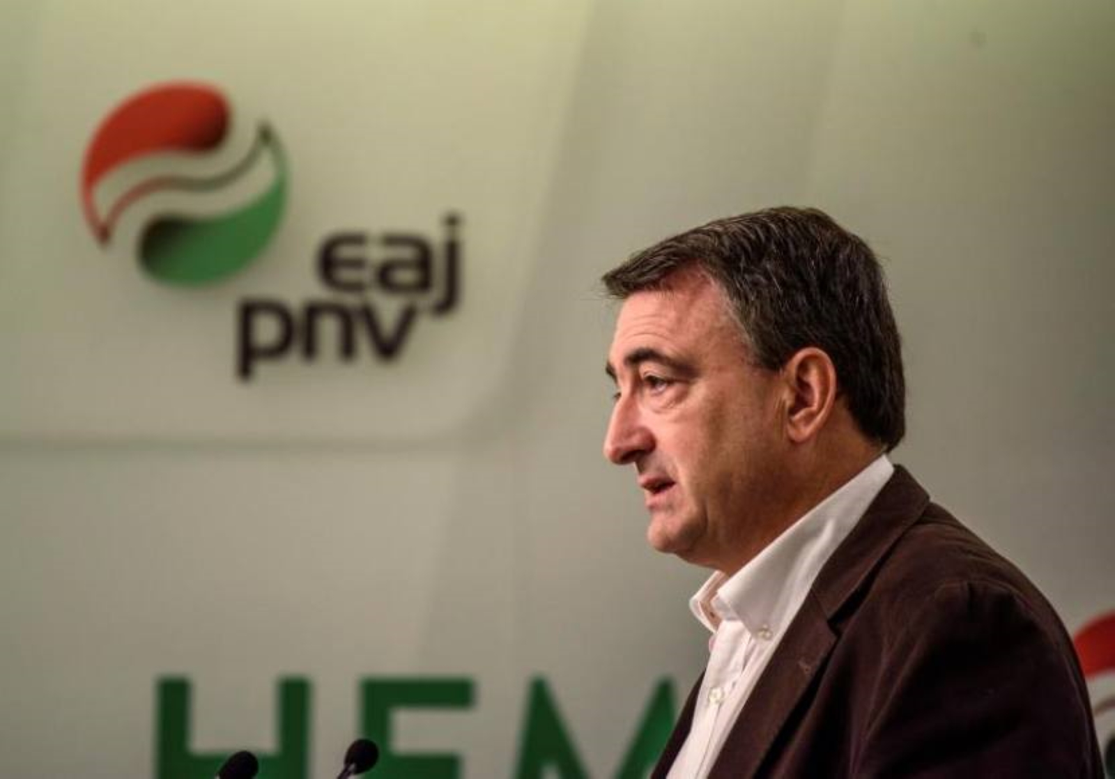 FOTOGRAFÍA. BILBAO (ESPAÑA), 25.12.2019. Aitor Esteban durante la rueda de prensa en la que ha analizado este miércoles el mensaje de Navidad del rey Felipe VI. Efe