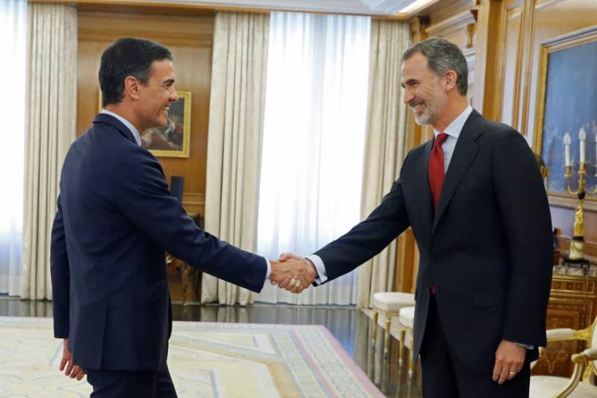 FOTOGRAFÍA. CASA REAL DE ESPAÑA, JUNIO DE 2019. El rey Felipe VI saluda al líder del Partido Socialista PSOE, Pedro Sánchez (i), en el Palacio de la Zarzuela. Efe