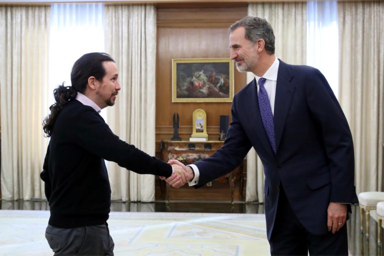 Pablo Iglesias expone al rey su total apoyo a la investidura de Sánchez
