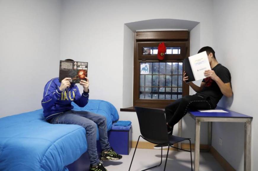 FOTOGRAFÍA. CATALUÑA (ESPAÑA), 09.12.2019. vista de dos Menores Extranjeros No Acompañados (MENAS) en un centro de acogida de una entidad que presta servicio a los MENAS. Efe