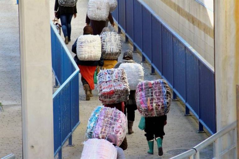 Frontera Ceuta (España)-Marruecos sufre cierres ante avalancha porteadores marroquíes