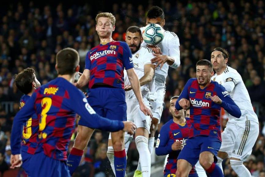 FOTOGRAFÍA. CLÁSICO FC BARCELONA-REAL MADRID. BARCELONA (ESPAÑA), 18.12.2019.Karim Benzema (c-d) y Frenkie de Jong (c-i). Efe
