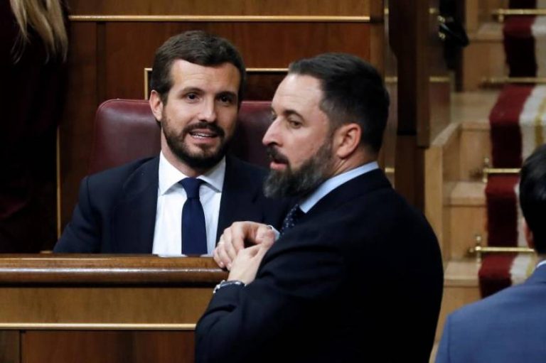 PP y VOX se echan trastos a la cabeza por la silla de VOX que el PP entregó a Podemos