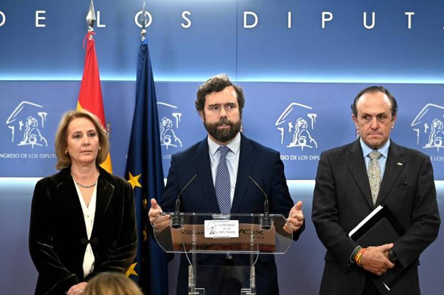 FOTOGRAFÍA. CONGRESO DE LOS DIPUTADOS 8MADRID), 16.12.2019. El portavoz de Vox en el Congreso, Iván Espinosa de los Monteros (c). Efe
