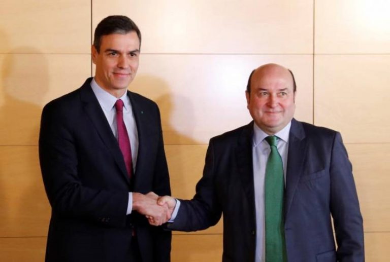 Sánchez expulsa a la Guardia Civil del tráfico en Navarra a cambio del «sí» de PNV