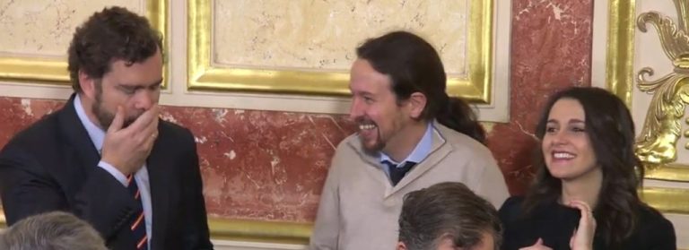 Pillan a Pablo Iglesias muy feliz con VOX durante una charla discreta