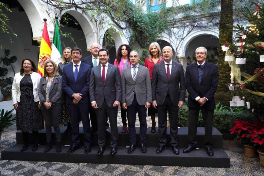 FOTOGRAFÍA. CÓRDOBA (ESPAÑA), AÑO 2019. El presidente de la Junta de Andalucía, Juanma Moreno (c), posa junto al resto de consejeros en el Palacio de Viana de Córdoba. Efe