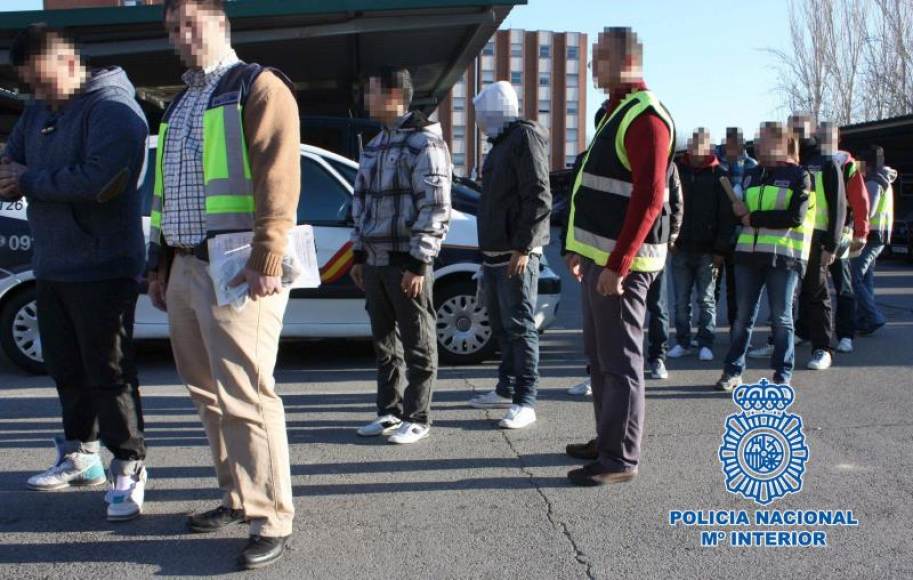 FOTOGRAFÍA. ESPAÑA, AÑO 2019. Fotografía facilitada por la Policía Nacional de dos operaciones distintas, a 33 jóvenes integrantes de las bandas latinas Blood y Dominican Don't Play. Efe