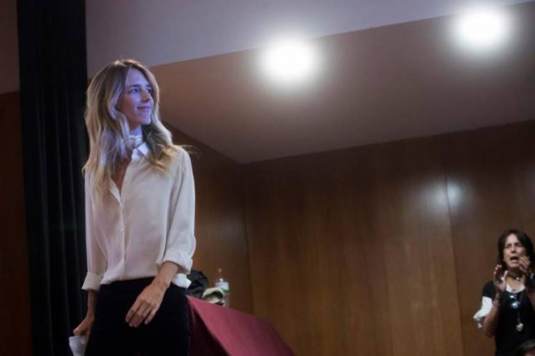 Cayetana: «Torra es un xenófobo que corta autopistas y jalea la violencia» en Cataluña