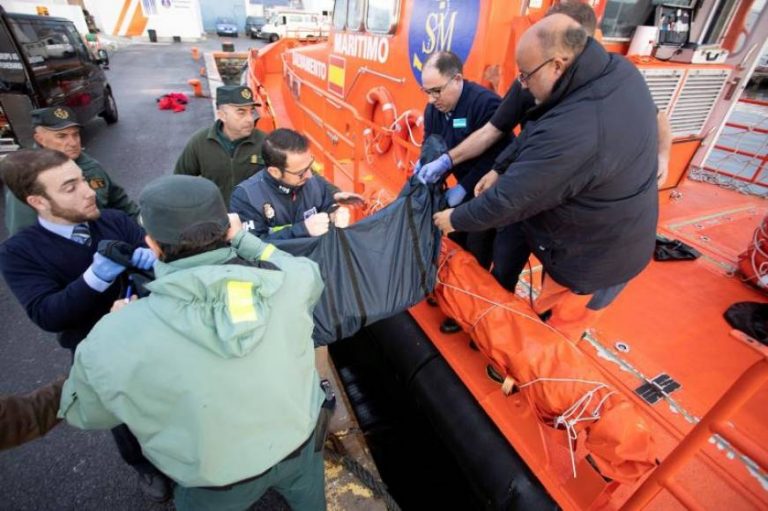 Llegan a España un fallecido y 46 inmigrantes supervivientes de patera semihundida