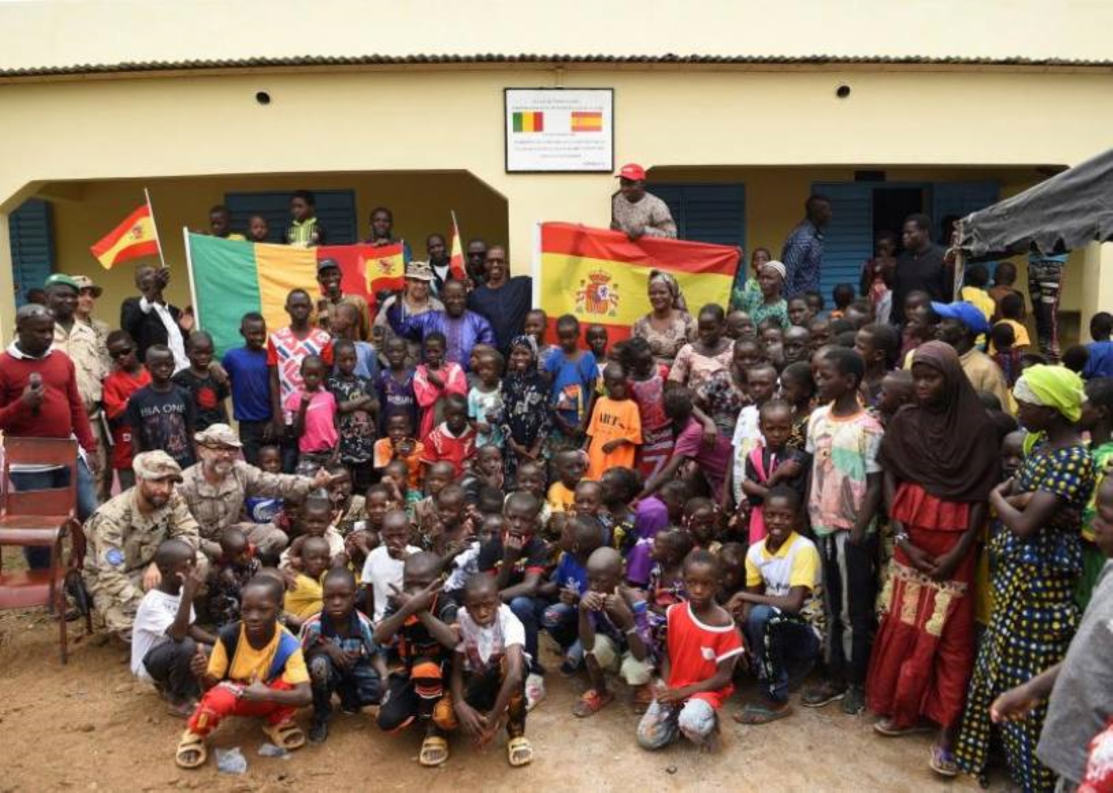 FOTOGRAFÍA. KATI (BAMAKO) MALÍ (ÁFRICA), AÑO 2019. Fotografía facilitada por el Ministerio de Defensa, de la inauguración de una escuela en Mali. Efe