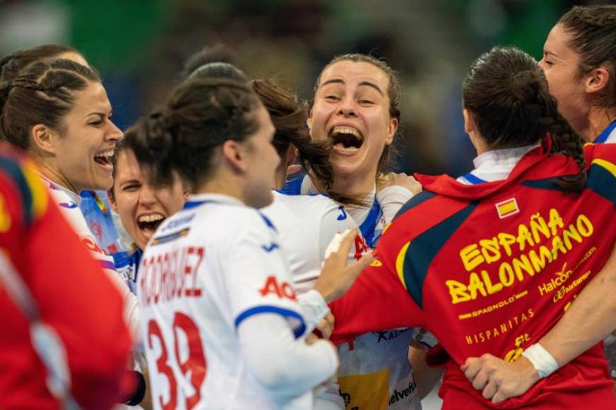 FOTOGRAFÍA. KUMAMOTO (JAPÓN), 13.12.2019. La española Ainhoa Hernández Serrador (c) celebra junto a sus compañeras de la selección española, la victoria ante la todopoderosa Noruega. Efe