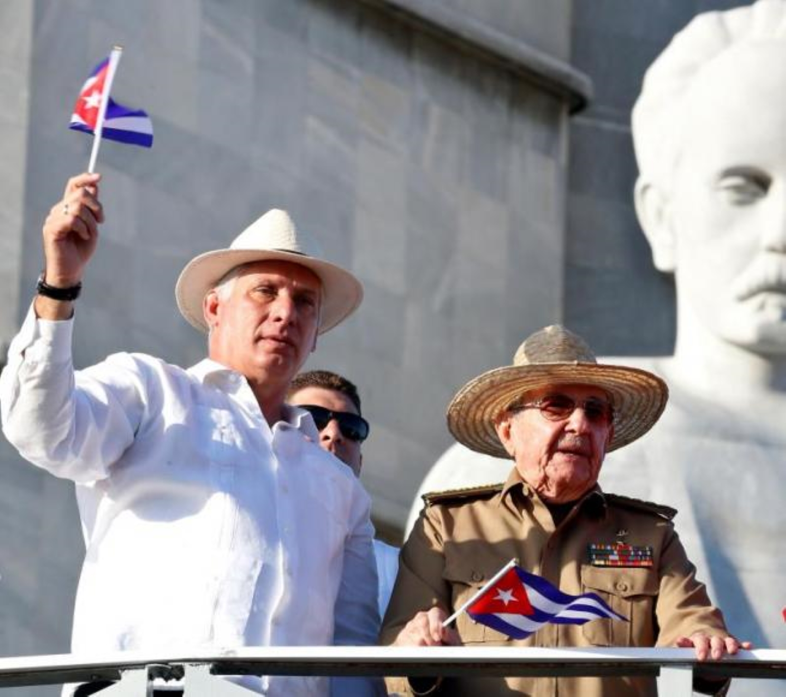 FOTOGRAFÍA. LA HABANA (CUBA), AÑO 2019. En la imagen, el presidente cubano, Miguel Diaz-Canel (i), y el primer secretario del PCC, Raúl Castro (d). Efe.