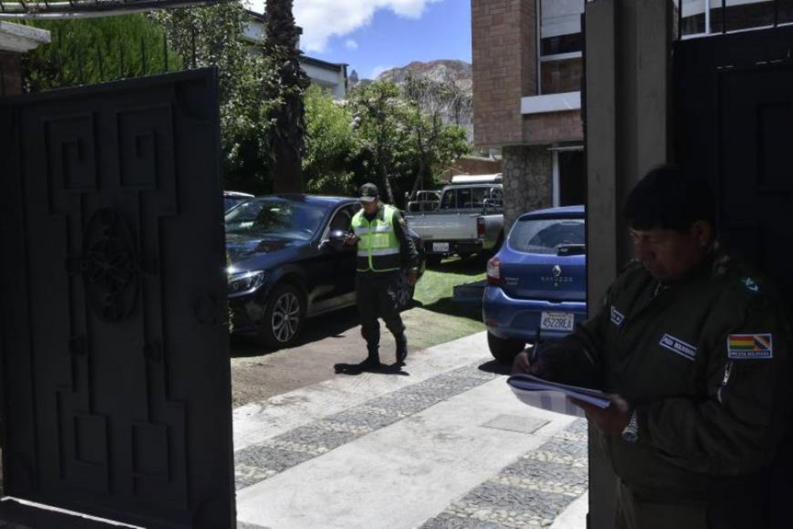 FOTOGRAFÍA. LA PAZ (BOLIVIA), 23.12.2019. Fotografía que muestra a miembros de la Policía Boliviana en el acceso de la Embajada de México, hoy 23 de diciembre en La Paz (Bolivia). Efe