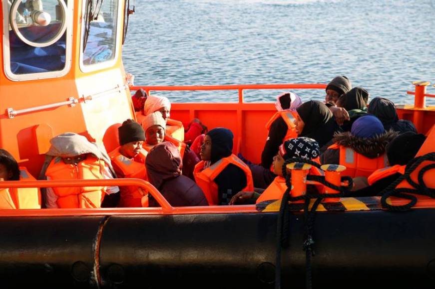 FOTOGRAFÍA. LAS PALMAS (ESPAÑA), 29.12.2019. Salvamento Marítimo ha recogido esta noche a 28 inmigrantes de una patera. Efe