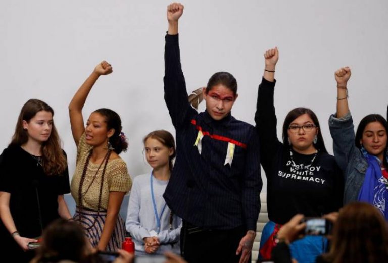 Niños comunistas liderados por la niña Greta Thunberg quieren limpiar el planeta