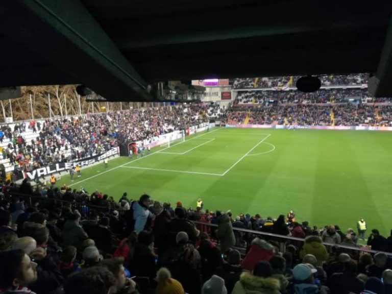 Suspendido el partido: Aficionados del Rayo tachan de «puto nazi» a Román Zozulya