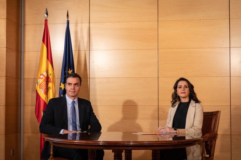 Arrimadas ofrece el «sí» de Cs a Sánchez para repartirse sillas en un gobierno tripartito