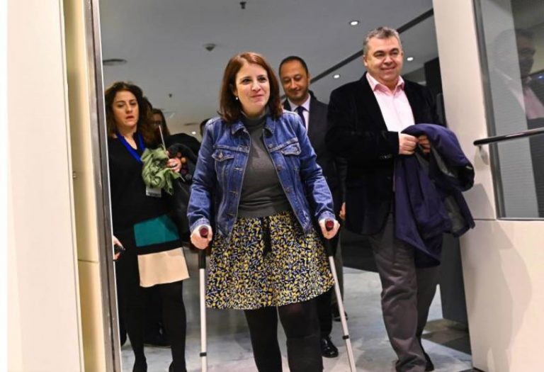 Las víctimas de ETA arremeten contra PSOE por negociar la investidura con Bildu