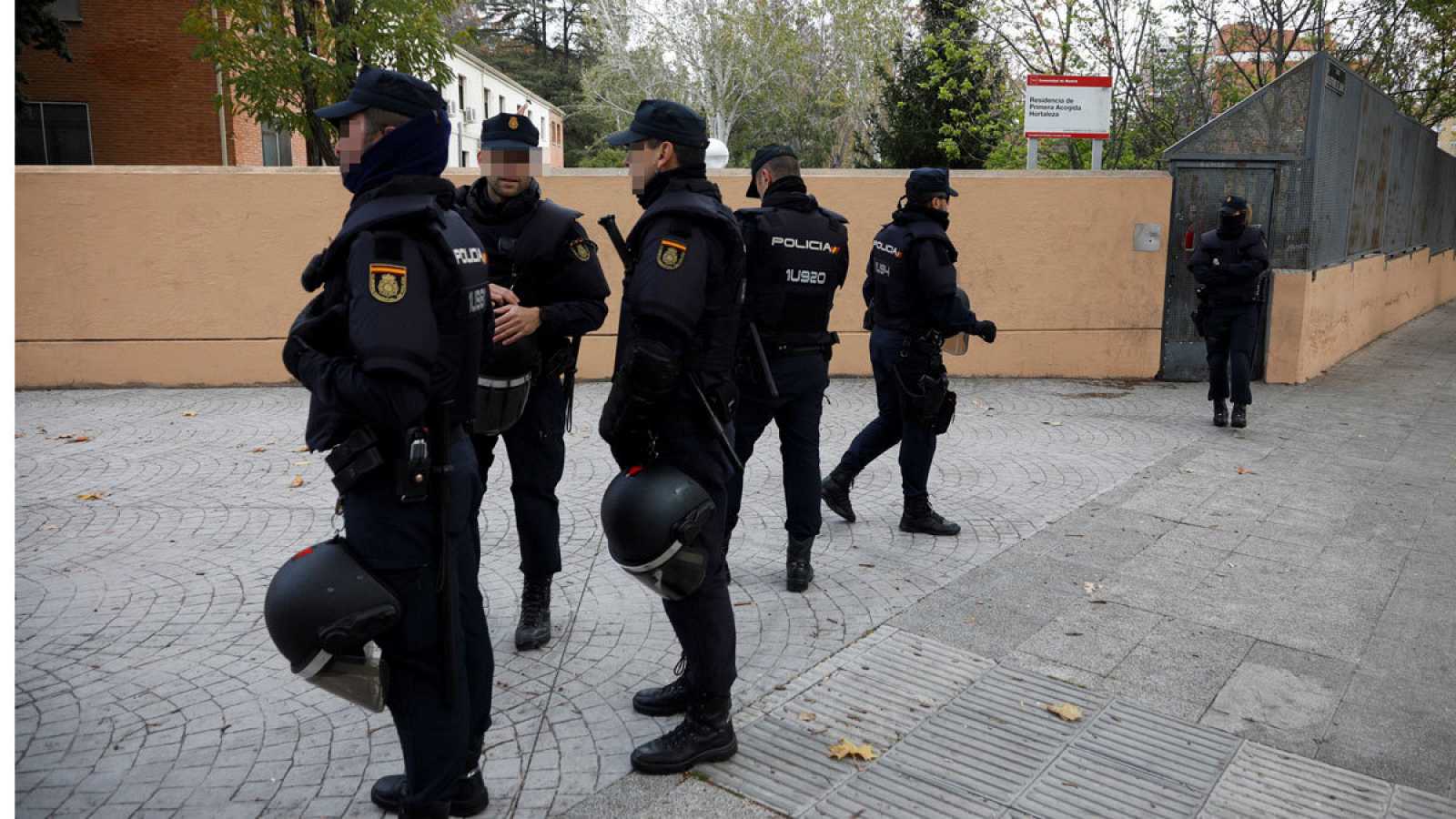 FOTOGRAFÍA. MADRID (ESPAÑA), 17.11.2019. Un grupo de vecinos de Hortaleza se concentra frente al centro de primera acogida de Menores Extranjeros No Acompañados (MENAS). Efe