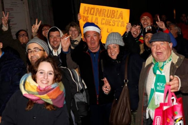 El frío no puede con fieles, que esperan con ilusión el Sorteo de Loteria de Navidad