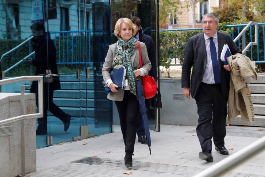 FOTOGRAFÍA. MADRID (ESPAÑA), AÑO 2019. La expresidenta madrileña y exdirigente del PP de Madrid Esperanza Aguirre (i) y su abogado Carlos Aguilar (d). Efe