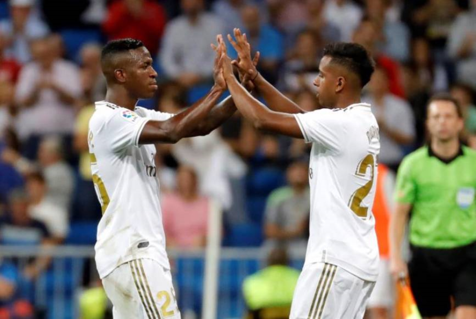 FOTOGRAFÍA. MADRIDO (ESPAPÑA), AÑO 2019. Rodrygoy Vinicius (i) en el SAntiago Benrabéu ante Osasuna. Efe