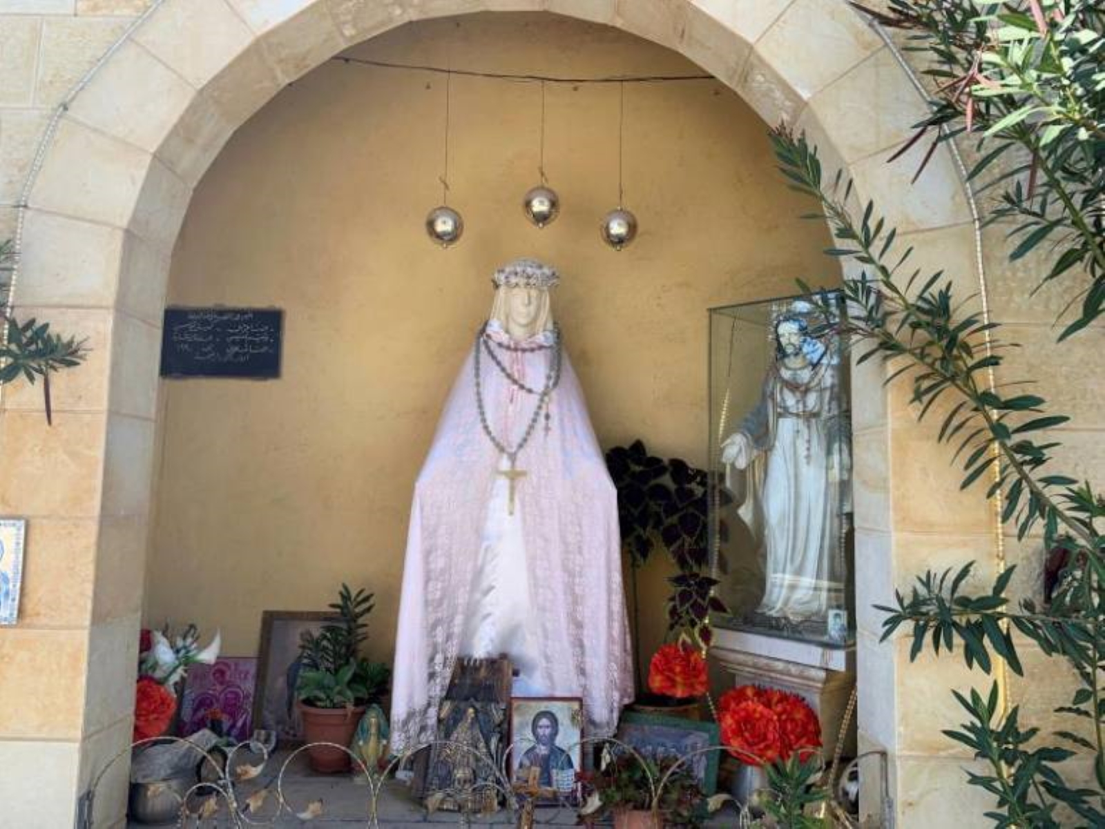FOTOGRAFÍA. MELIA 8ISRAEL), 25.12.2019. Monumento de la Virgen María, con una inscripción en árabe a su lado, en la plaza central de Melia 8Israel), catálicos melquitas. Efe